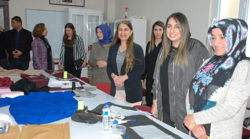 Protokol eşleri Fatih Kadın Gen&ccedil;lik Merkezi&rsquo;ndeki &ccedil;alışmaları inceledi