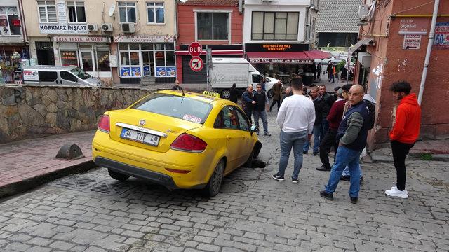 Beyoğlu'nda yol çöktü, taksinin tekeri gömüldü