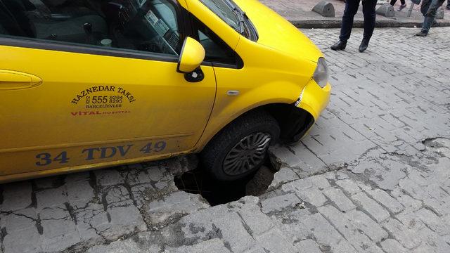 Beyoğlu'nda yol çöktü, taksinin tekeri gömüldü