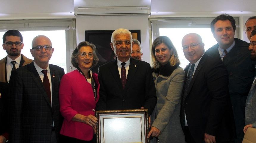 Başkan Osman G&uuml;r&uuml;n mazbatasını aldı