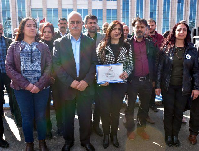 Van'da HDP'li Bedia Özgökçe Ertan mazbatasını aldı