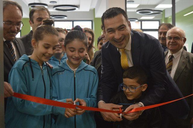 Gülay Kanatlı Ortaokulunda yıl sonu resim sergisi açıldı