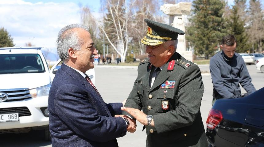 9. Kolordu Komutanı T&uuml;mgeneral Veli Tarak&ccedil;ı&rsquo;dan, Rekt&ouml;r &Ccedil;omaklı&rsquo;ya ziyaret