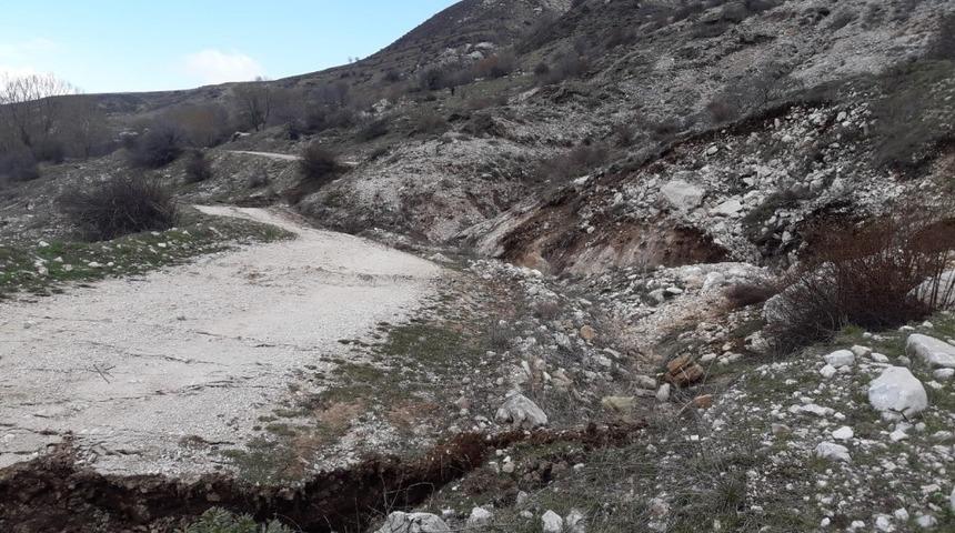 Isparta&rsquo;da toprak kayması tehdidi