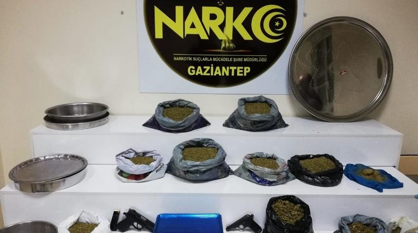 Uyuşturucu operasyonunda 13 kilo esrar ele ge&ccedil;irildi