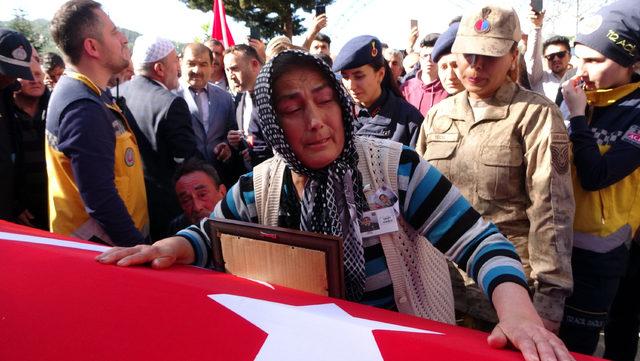 Uzman çavuş, arkadaşının silahının kazara ateş almasıyla şehit oldu (3)