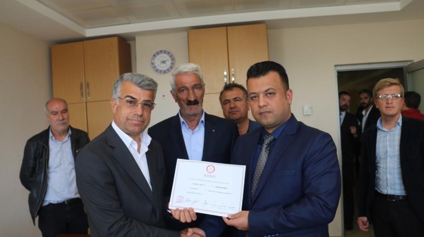 MHP&rsquo;li Belediye Başkanı mazbatasını aldı