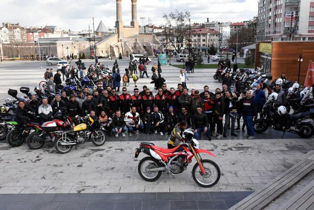 Motosiklet kulübünden Yunus polislerine pastalı kutlama