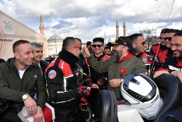 Motosiklet kulübünden Yunus polislerine pastalı kutlama