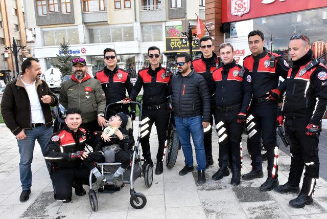 Motosiklet kulübünden Yunus polislerine pastalı kutlama