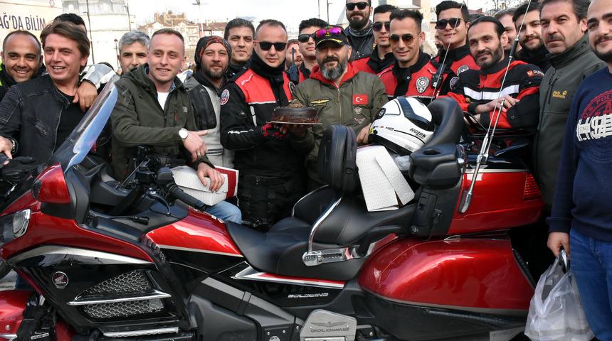 Motosiklet kul&uuml;b&uuml;nden Yunus polislerine pastalı kutlama