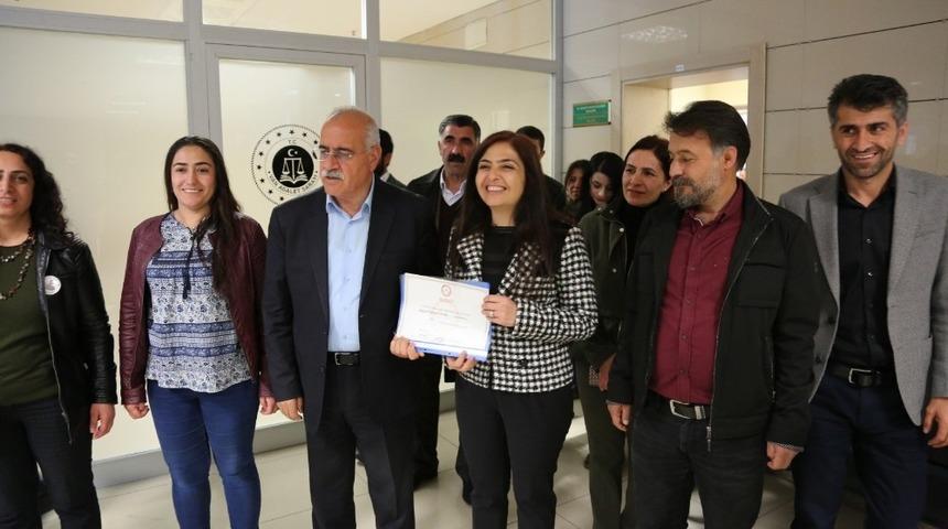 Bedia Özgökçe mazbatasını aldı