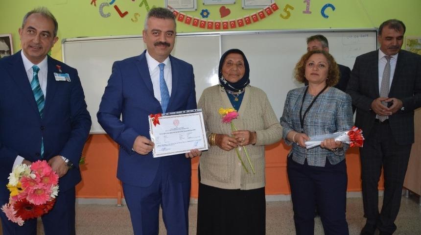 Okuma-yazma öğrenen yetişkinler belgelerini aldı