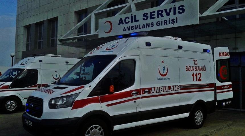 2 arkadaş odun keserken yaralandı