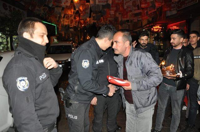 Siirt’te kavga ihbarı alan polislere sürpriz yapıp pasta kestiler