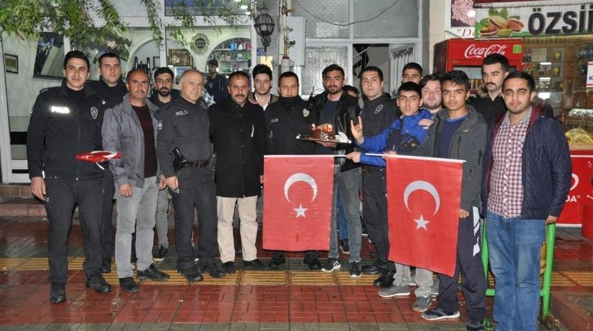 Siirt’te kavga ihbarı alan polislere sürpriz yapıp pasta kestiler