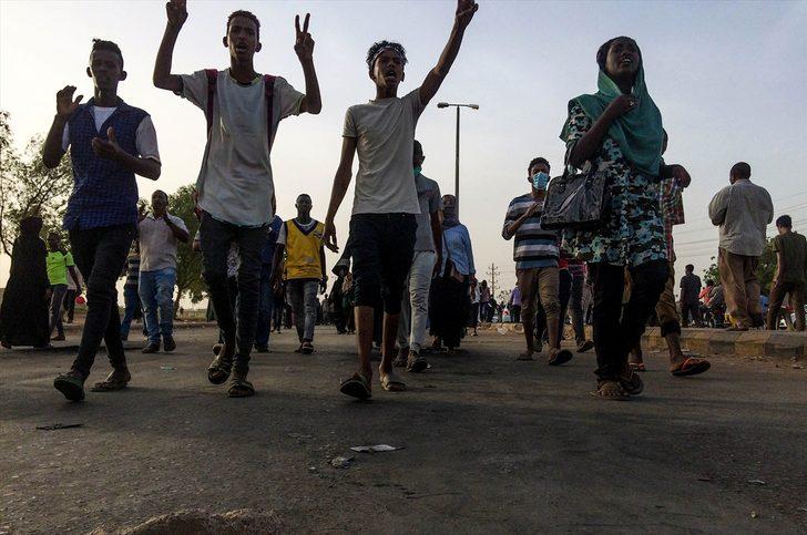 Onlarca insan sokakta! Sudan'da protestolar devam ediyor G3