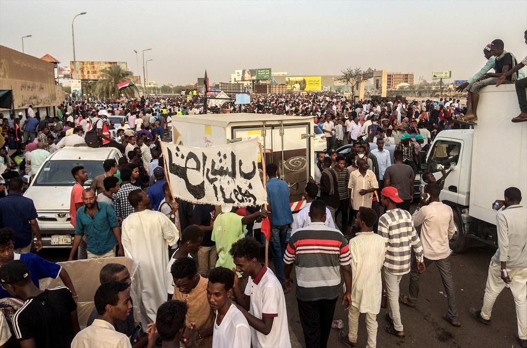 Onlarca insan sokakta! Sudan'da protestolar devam ediyor