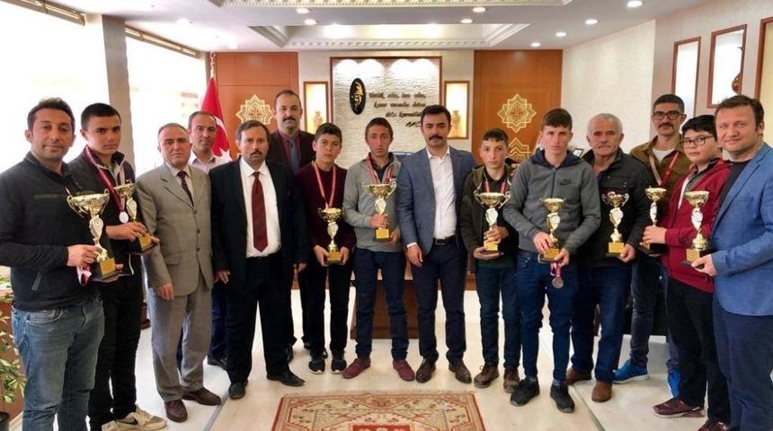 Sarıoğlan&rsquo;da başarılı olan sporcu &ouml;ğrencilere &ouml;d&uuml;l verildi