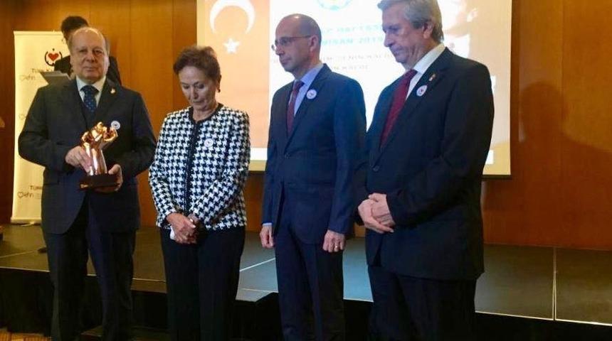 Prof. Dr. B&uuml;lent G&ouml;renek&rsquo;e T&uuml;rk Kalp Vakfı Tıp &Ouml;d&uuml;l&uuml;