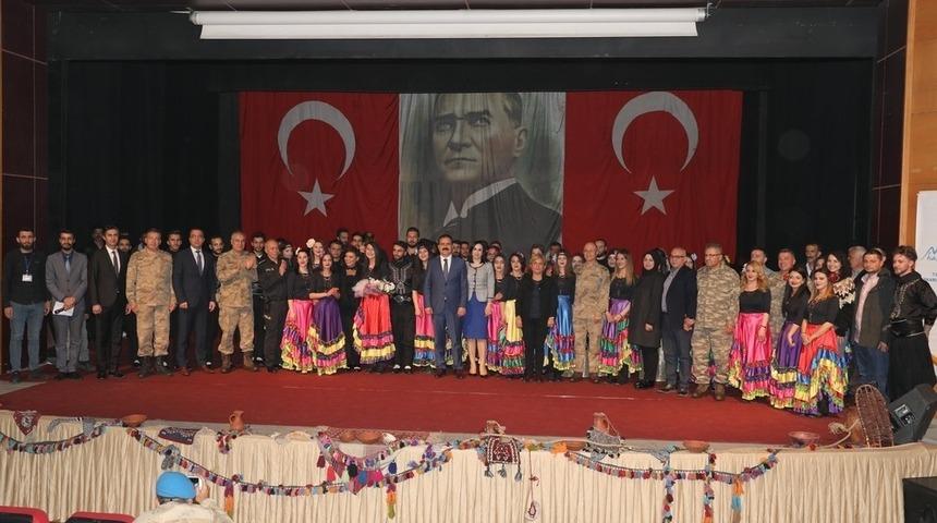 Reng-i Hakkari, polisler i&ccedil;in sahne aldı