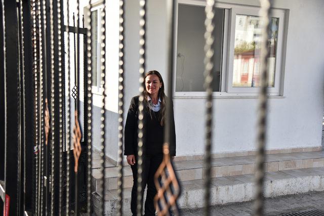 Okulun güvenlik görevlisi, mahallenin ilk kadın muhtarı oldu