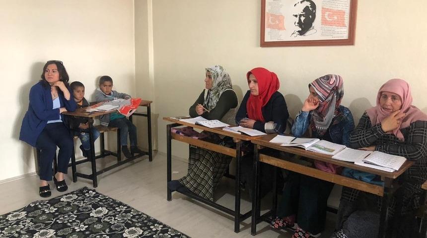 &Uuml;nl&uuml;, okuma yazma kursunu ziyaret etti