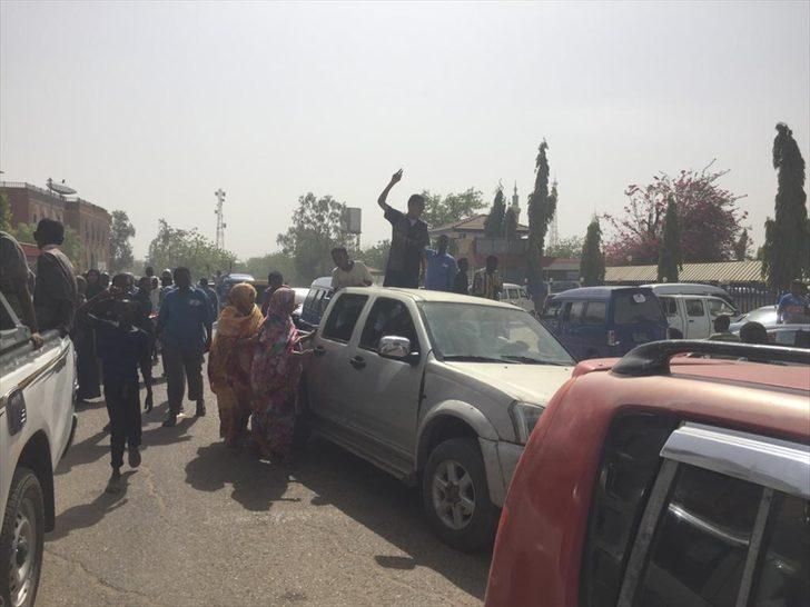 Sudan halkı ulusal ordu karargahına ilerliyor! G1