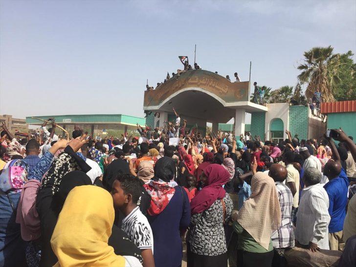 Sudan halkı ulusal ordu karargahına ilerliyor! G2