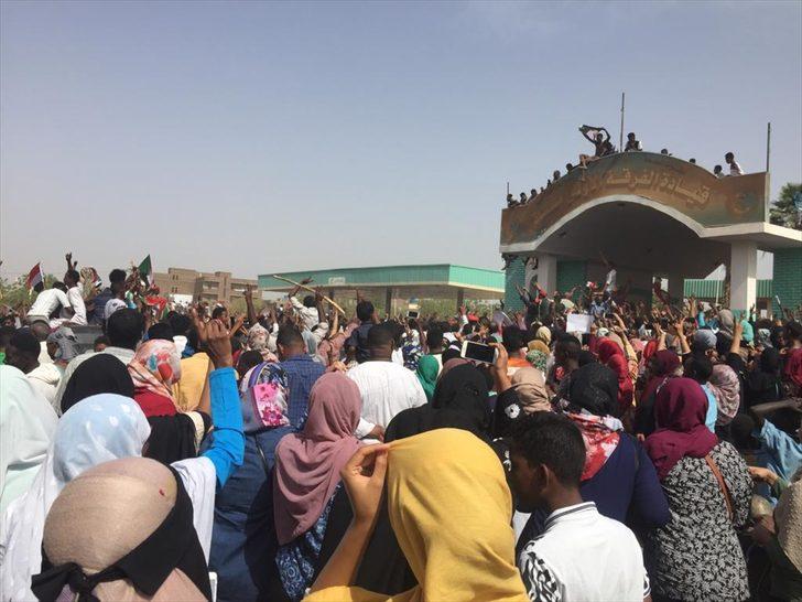 Sudan halkı ulusal ordu karargahına ilerliyor! G3