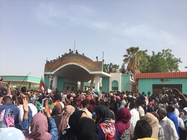 Sudan halkı ulusal ordu karargahına ilerliyor! G4