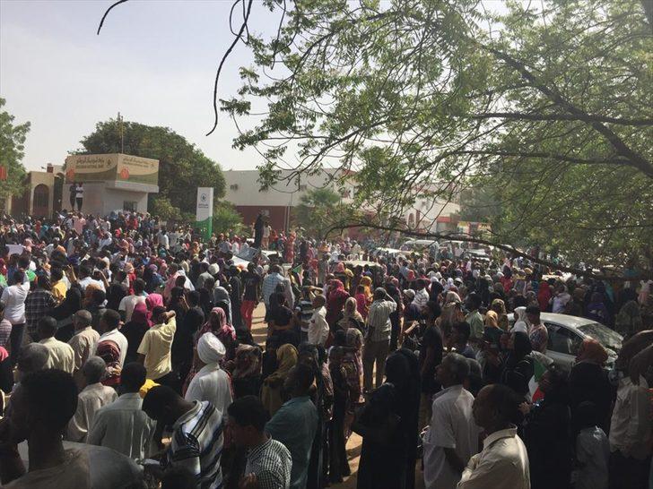 Sudan halkı ulusal ordu karargahına ilerliyor! G5