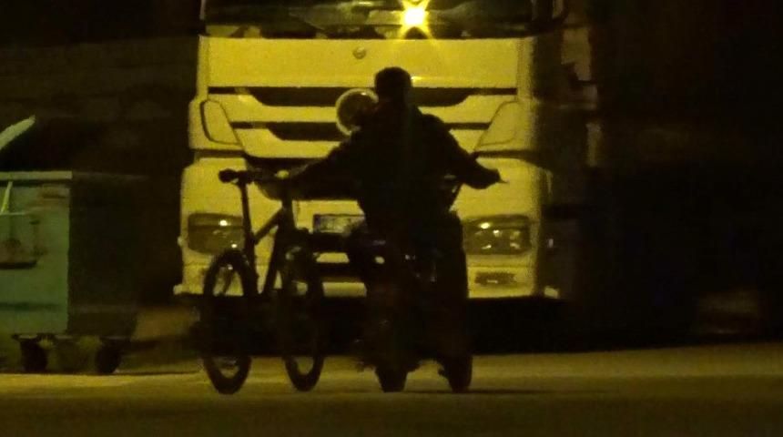 İki bisikleti aynı anda kullandı