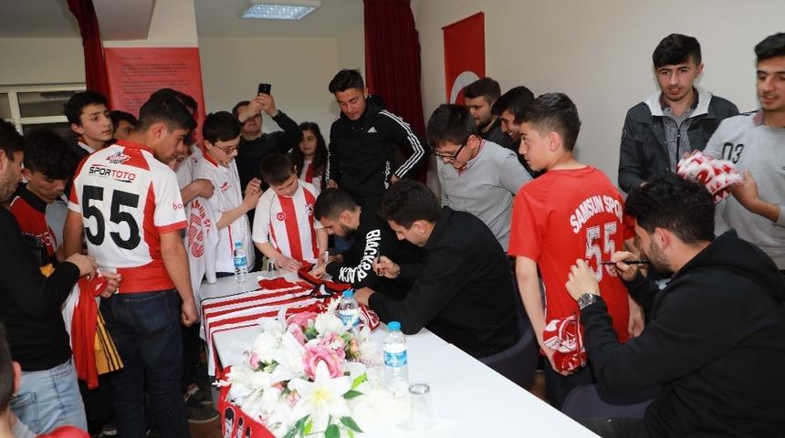 Futbolcular öğrencilere imza dağıttı