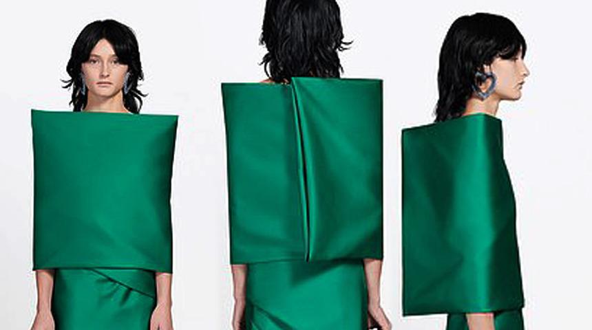 Balenciaga yine şoke etti! Yastığa benzetilen elbise sosyal medyanın g&uuml;ndeminde