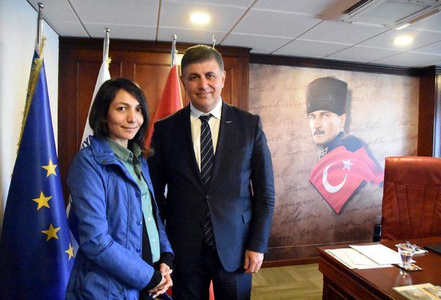 Karşıyaka'da doktor belediye başkanı görevine başladı
