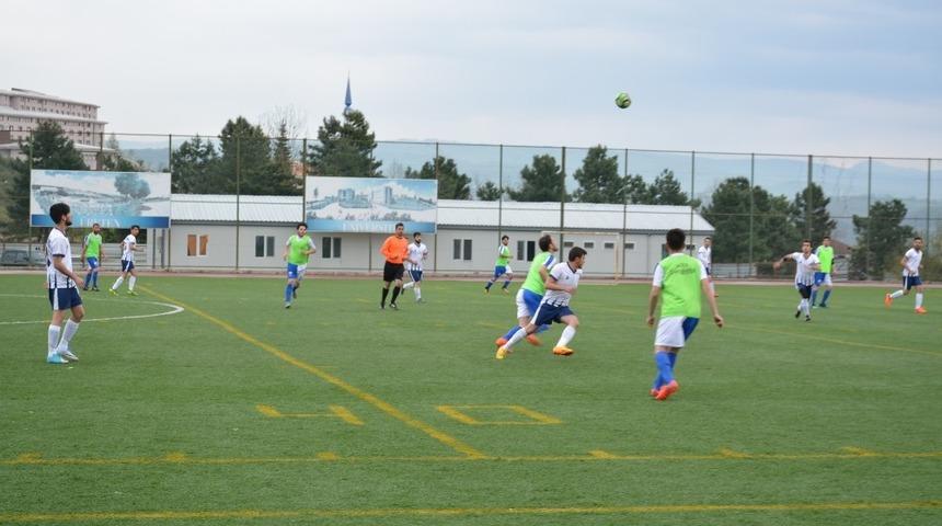 &Uuml;niversitesi &ouml;ğrenciler sahaya indi