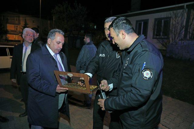 Başkan Yalçın’dan nöbetteki polislere ziyaret