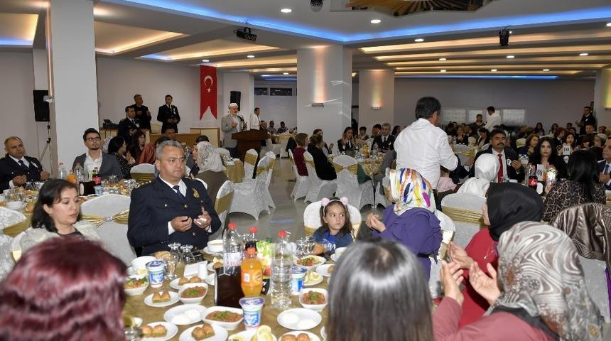 Adana&rsquo;da şehit aileleri ve gaziler onuruna yemek
