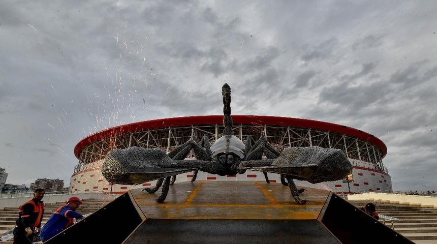 Dev akrep heykeli evinde