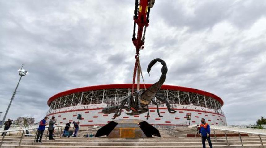 Antalyaspor'a dev akrep heykeli