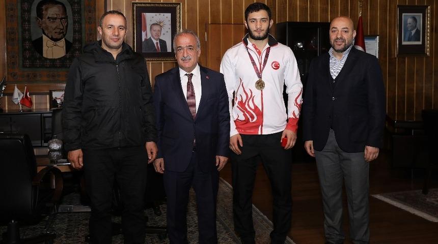 Avrupa Şampiyonu &Ccedil;ift&ccedil;i&rsquo;den Rekt&ouml;r &Ccedil;omaklı&rsquo;ya ziyaret