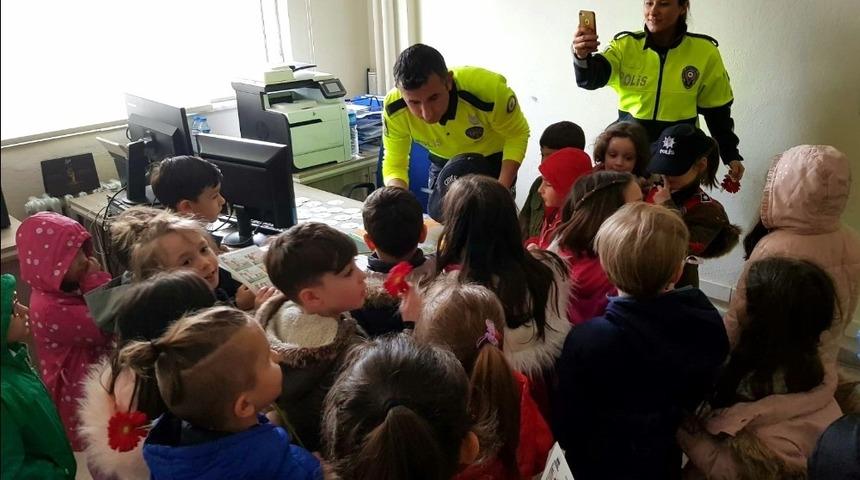 Minikler telsiz başında