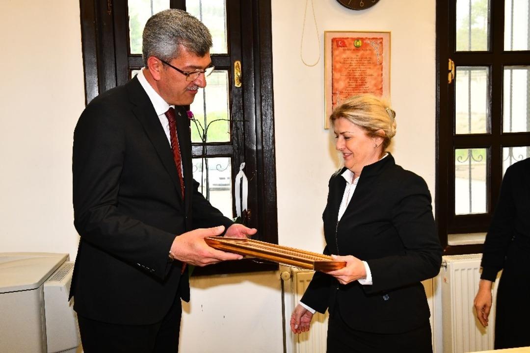 Beypazarı Belediye Başkanı Tuncer Kaplan mazbatasını aldı