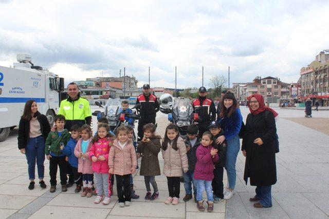 Minik yürekler Polis amcalarını yalnız bırakmadı