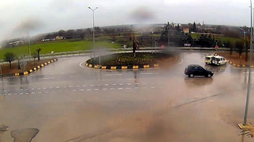 Hafif ticari ara&ccedil;lar &ccedil;arpıştı: 2 yaralı