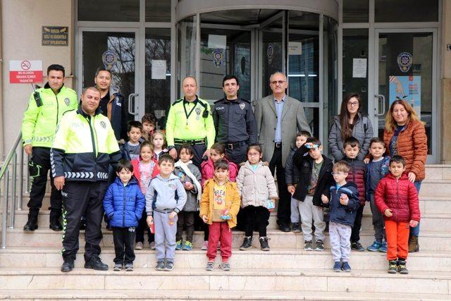 Minik öğrencilerden polis ağabeylerine ziyaret