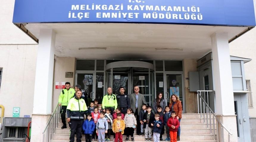 Minik &ouml;ğrencilerden polis ağabeylerine ziyaret