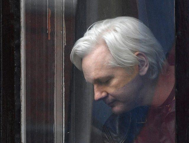 İngiltere polisi, Wikileaks’ın kurucusu Julian Assange’nin gözaltına alındığını açıkladı. Assange, Ekvador’un Londra Büyükelçiliği binasından çıkarıldı.