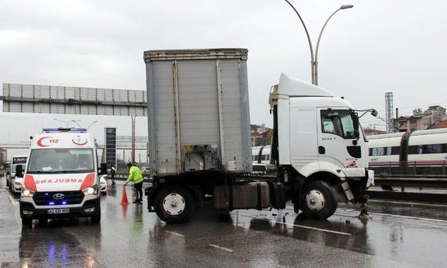 Kocaeli’de kaza yapan tır D-100’de trafiği felç etti